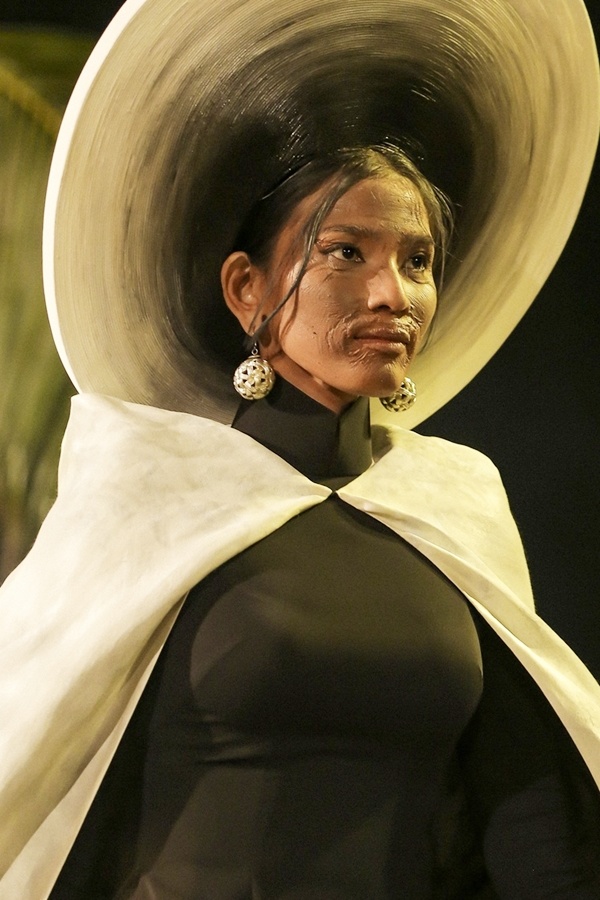 Trương Thị May hóa thành Cụ bà đẹp nhất thế giới